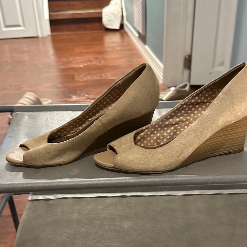 Life Stride Beige Peep-Toe Wedges